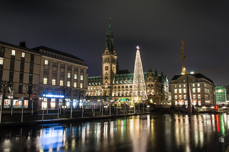 GoOnTravel.de: Weihnachtsmarkt auf dem Hamburger Rathausmarkt