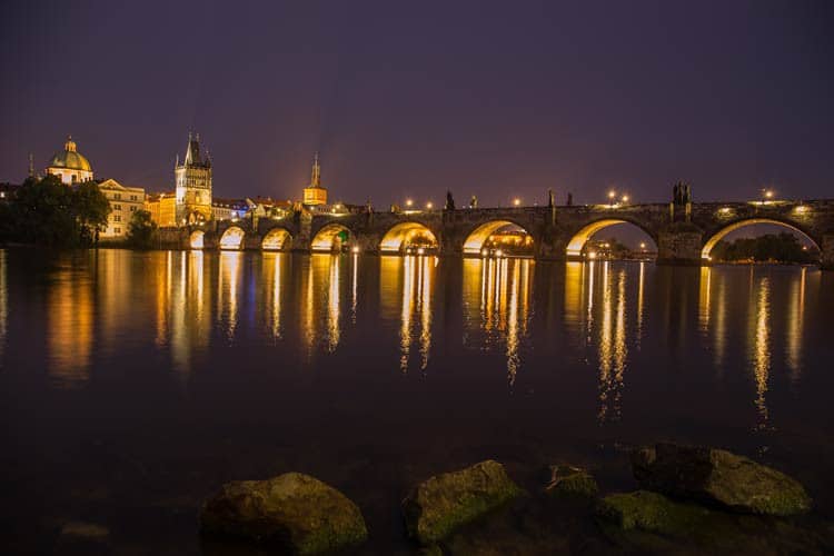 GoOnTravel.de: Die Karlsbrücke am Abend