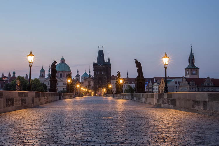 GoOnTravel.de: Menschen leer ist die Karlsbrücke im Sommer nur in den früher Morgenstunden