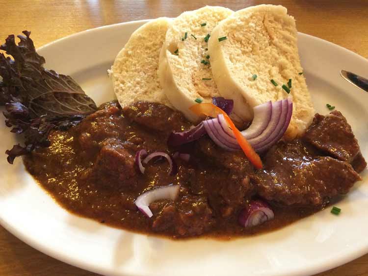 GoOnTravel.de: Böhmische Knödel mit Gulasch