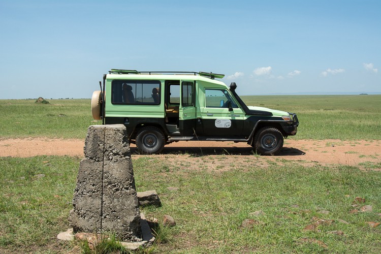 D.M. Tours Geländewagen am Grenzstein Kenia/Tansania