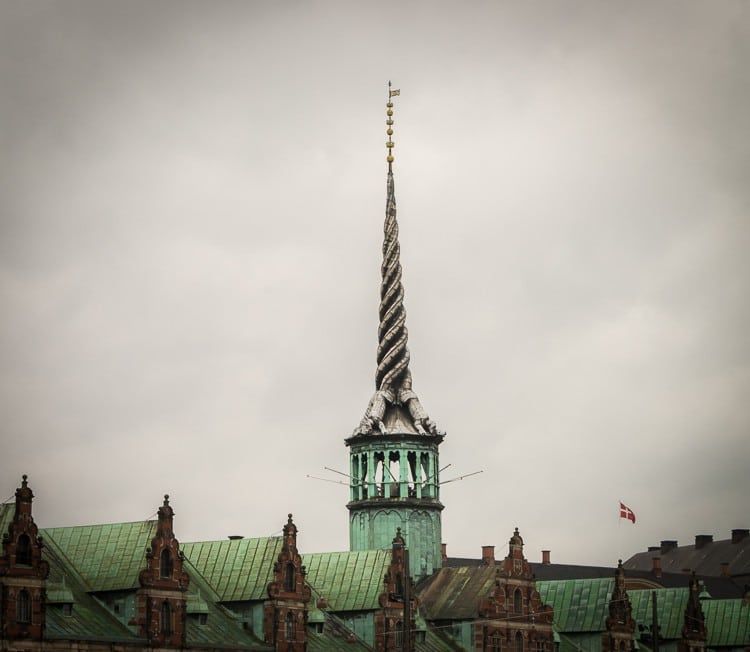 märchenhafte Turmspitze im Stadtzentrum