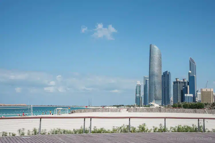 Strand und Skyline Abu Dhabi