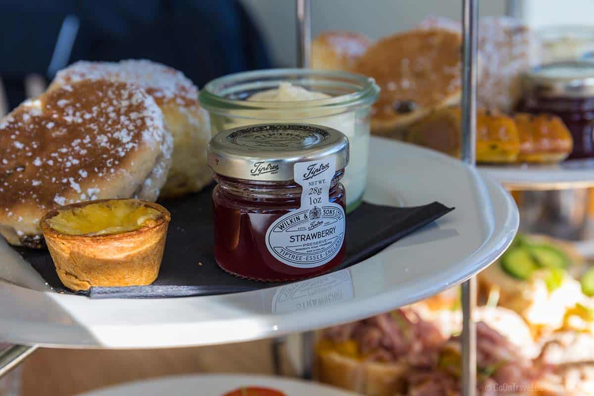 Scones mit Marmelade und Creme Scones mit Marmelade und Creme