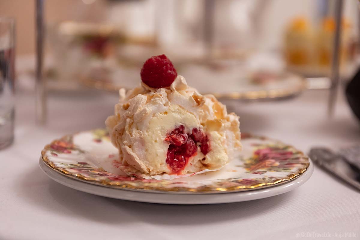 Baiser Törtchen mit Creme und frischen Himbeeren Baiser Törtchen mit Creme und frischen Himbeeren