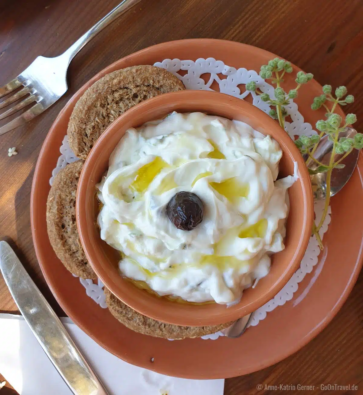 Tsatsiki mit Olivenöl und Dakos Tsatsiki mit Olivenöl und Dakos