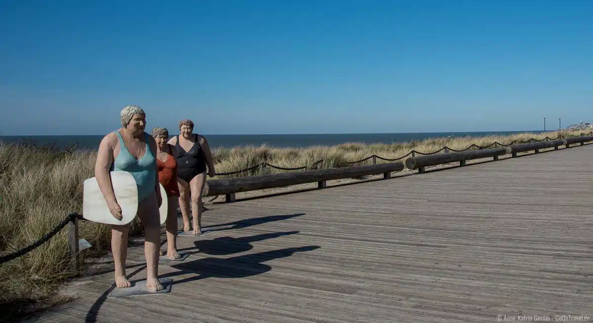 Surferdamen an der Promenade Wenningstedt Surferdamen an der Promenade Wenningstedt