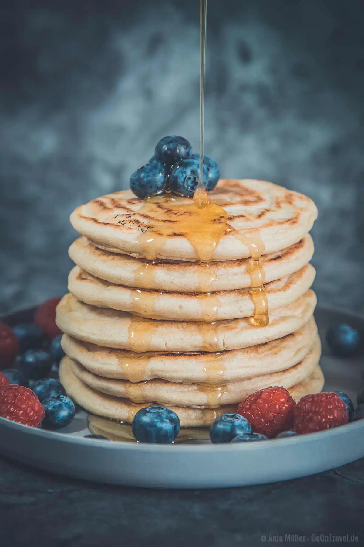 Amerikanische Pancakes mit Sirup Amerikanische Pancakes mit Sirup