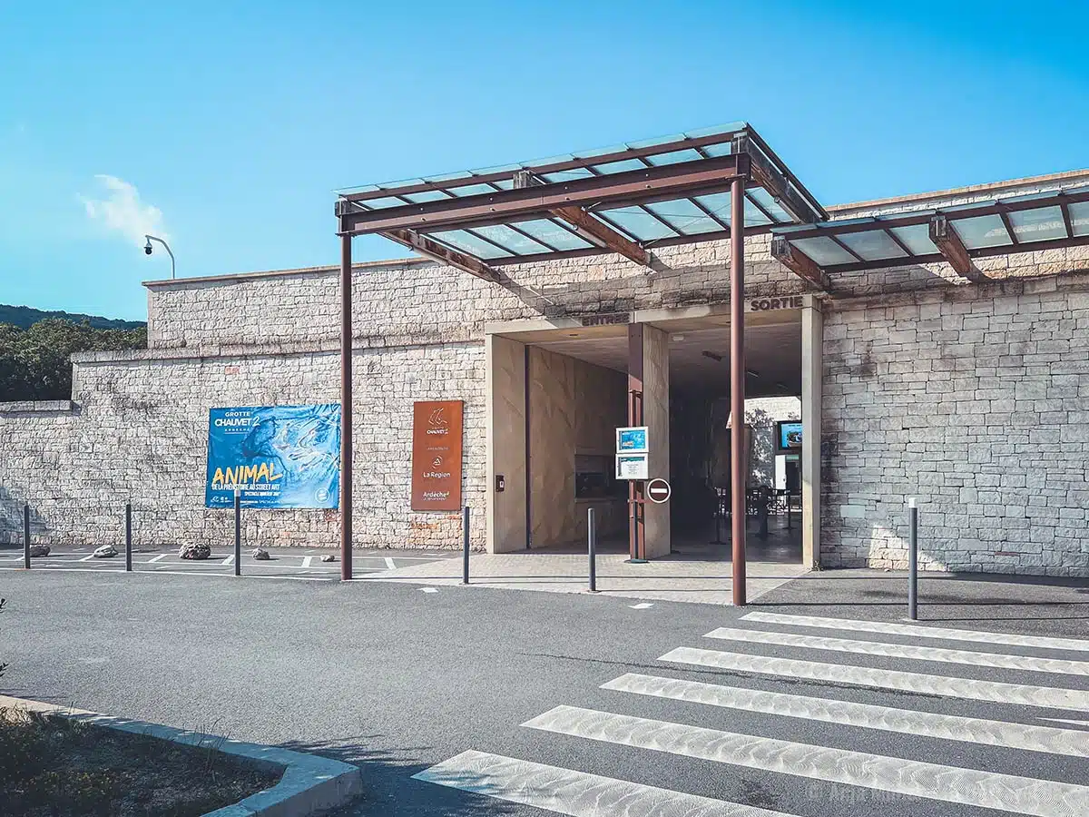 Eingang zum Chauvet-Pont-d'Arc-Museum Eingang zum Chauvet-Pont-d'Arc-Museum