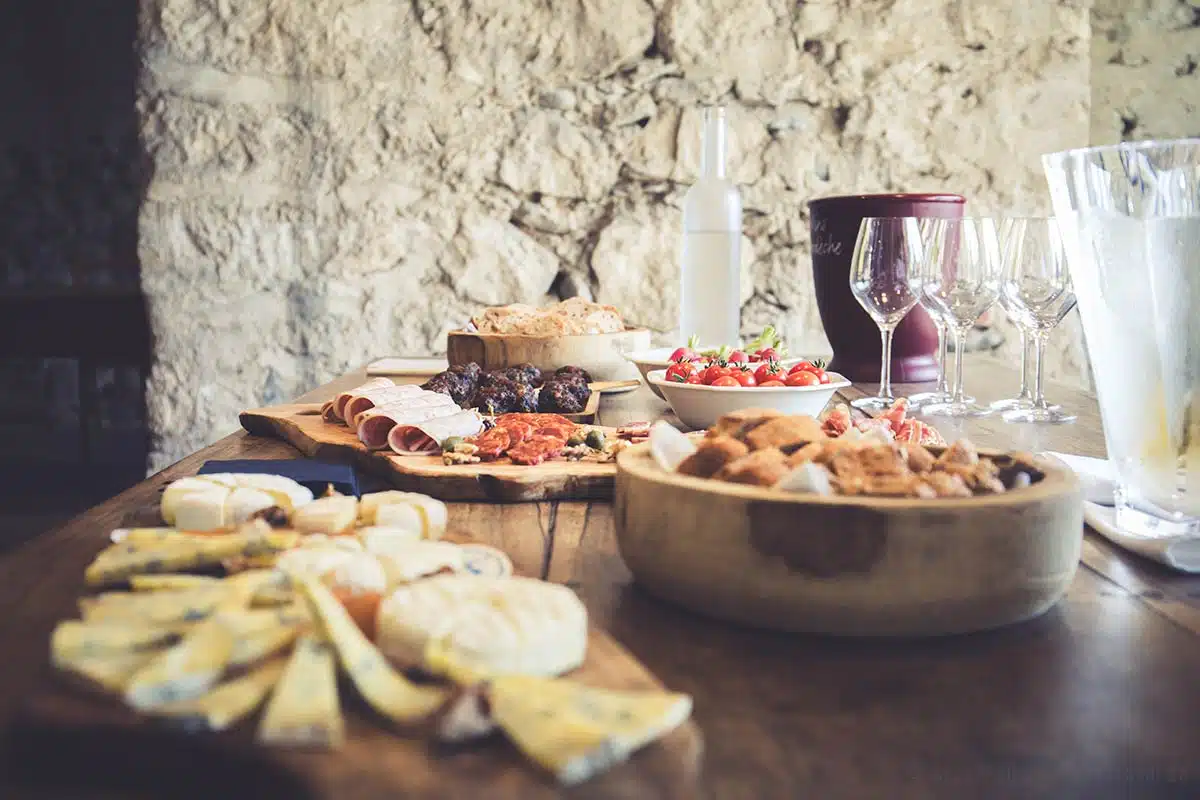 Zur Weinprobe werden Snacks aus der Region gereicht Zur Weinprobe werden Snacks aus der Region gereicht
