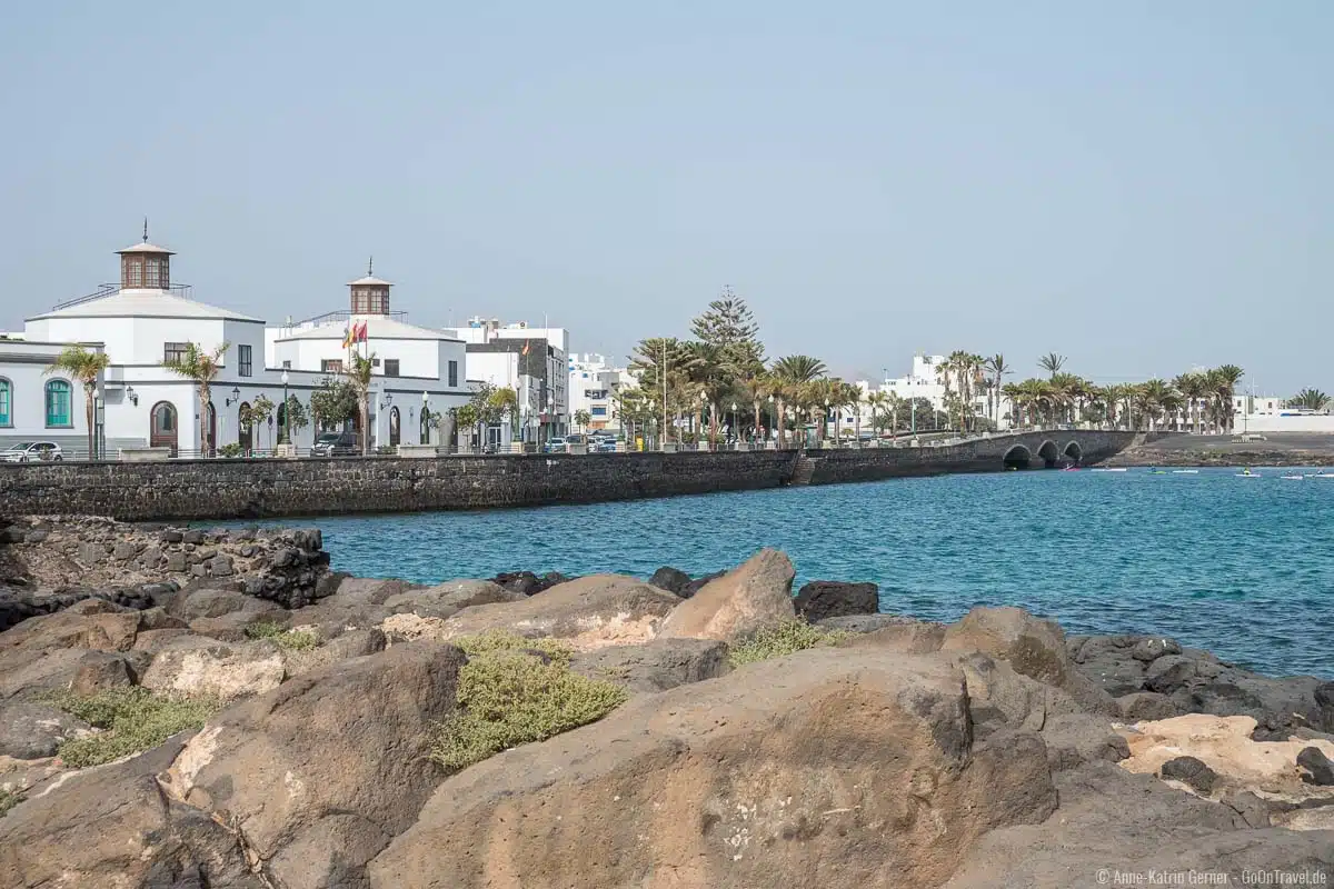 Promenade und Rathaus von Arrecife Promenade und Rathaus von Arrecife