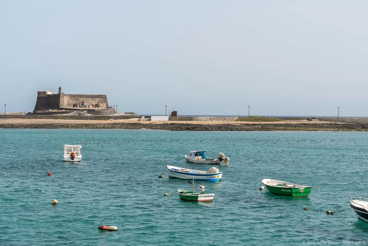 Blick auf Castillo de San Gabriel von der Uferpromenade von Arrecife Blick auf Castillo de San Gabriel von der Uferpromenade von Arrecife