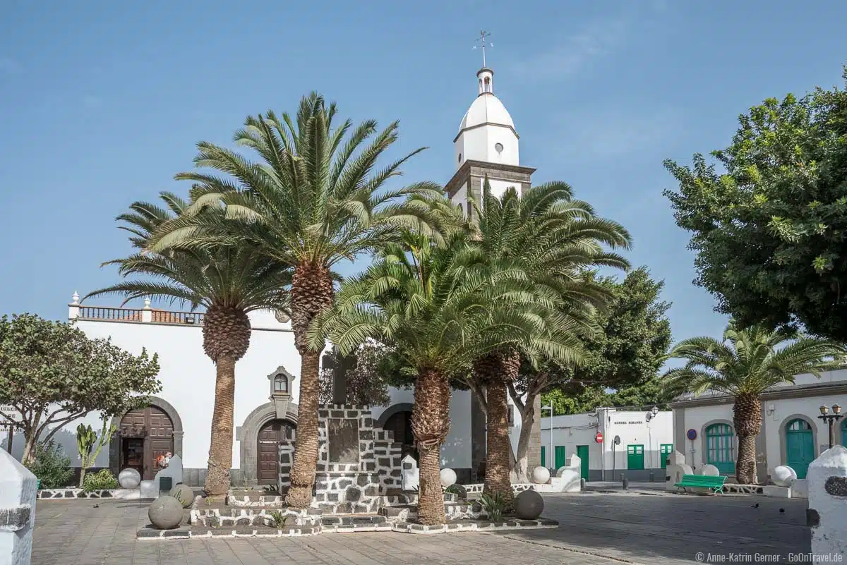 Zu Fronleichnam ist der Platz vor der Kirche mit Salz dekorativ bedeckt Zu Fronleichnam ist der Platz vor der Kirche mit Salz dekorativ bedeckt