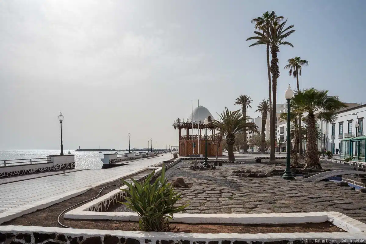 Die gepflegte Uferpromenade in Arrecife lädt zum ersten Erkunden ein Die gepflegte Uferpromenade in Arrecife lädt zum ersten Erkunden ein