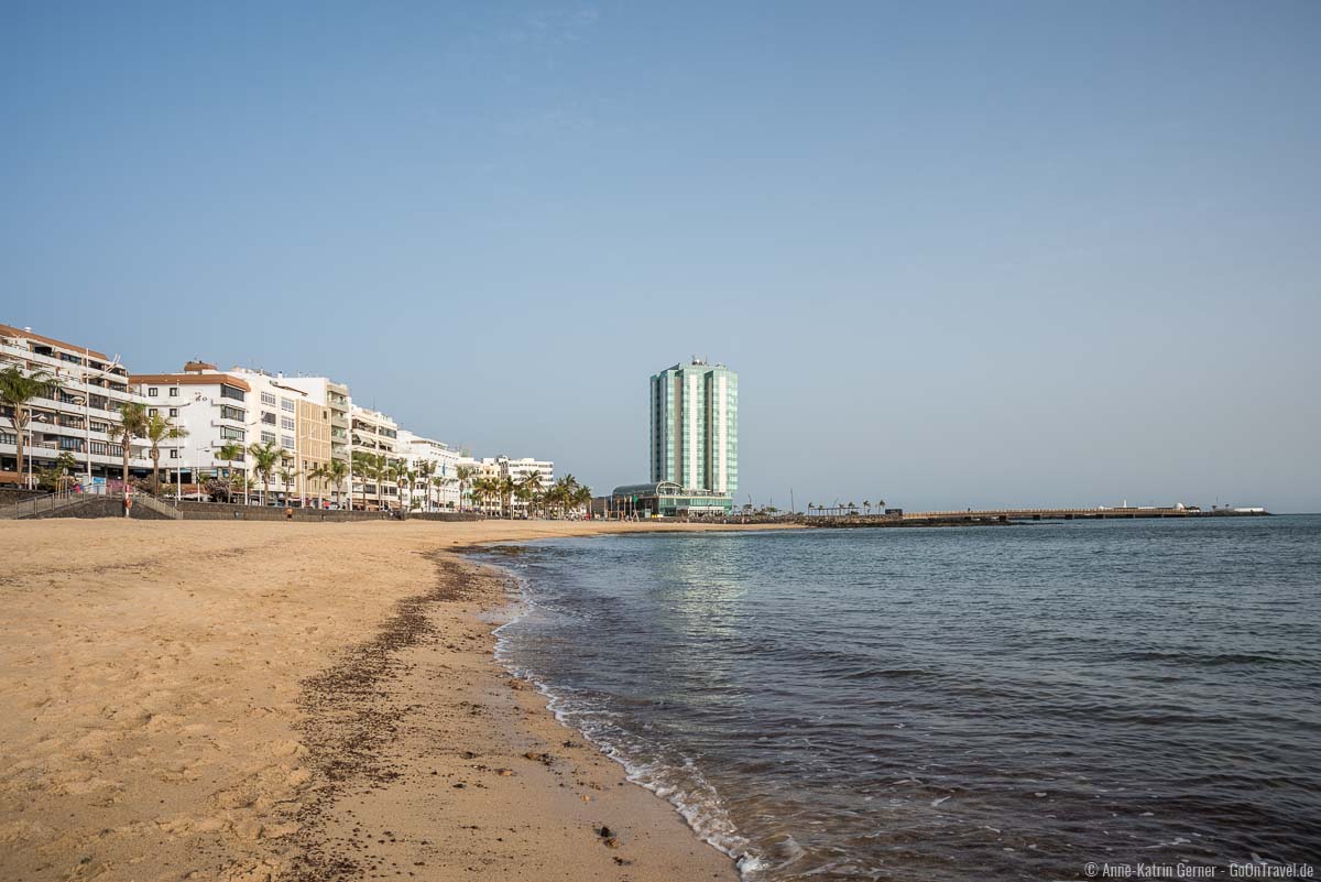 Playa del Reducto bei Flut mit Blick auf das 5 Sterne Gran Hotel