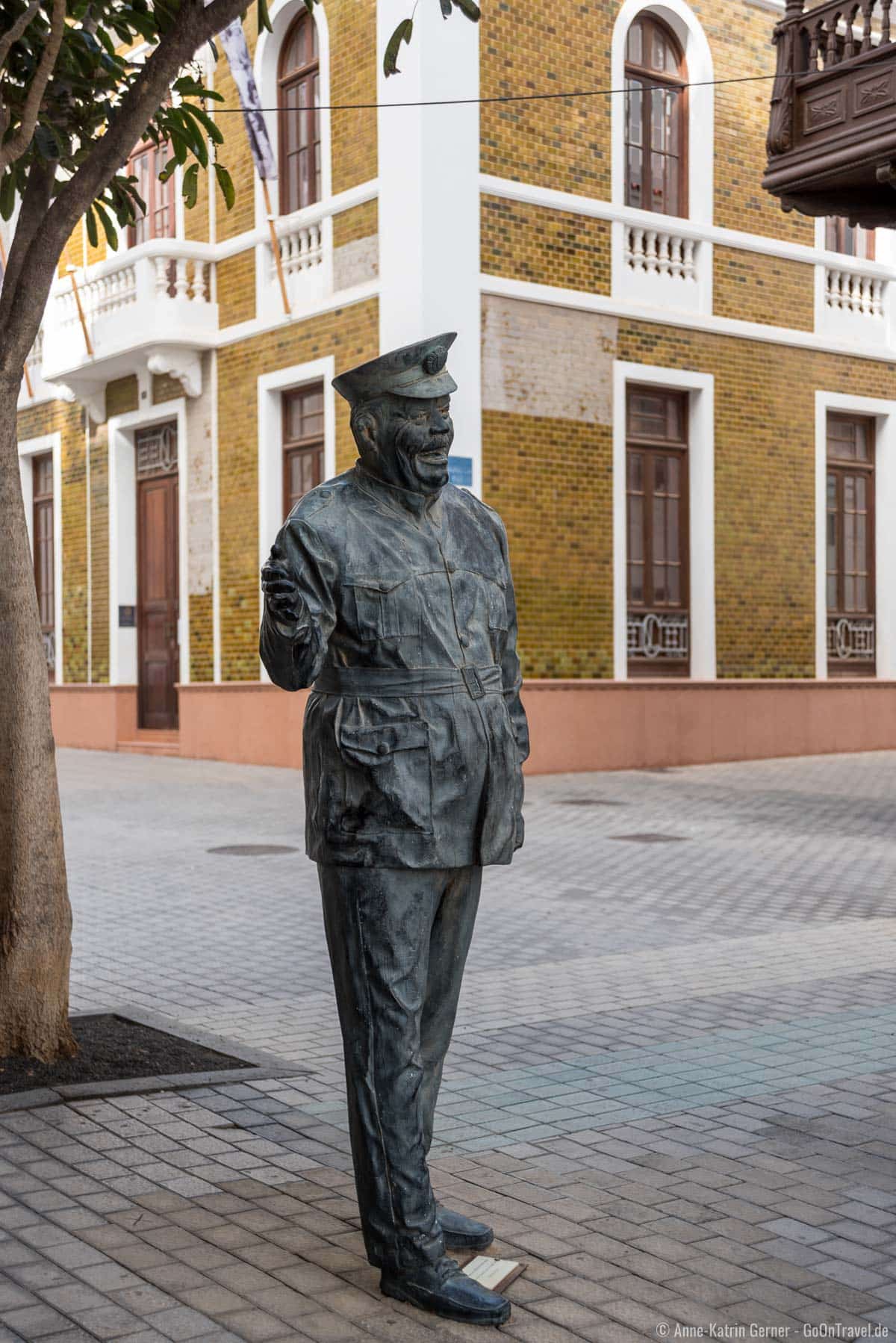 Skulptur des Schauspielers Heraclio Niz Mesa vor der Casa Amarilla