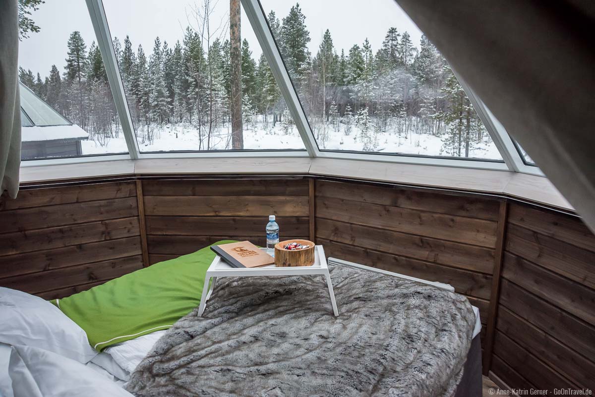 Gemütlicher geht's nicht. Vom Bett aus in den finnischen Winterhimmel schauen.