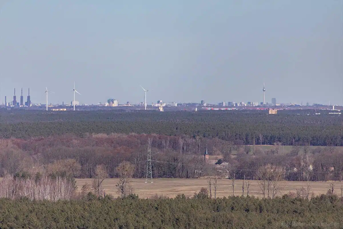 Am Horizont kann man deutlich den Berliner Fernsehturm erkennen. Am Horizont kann man deutlich den Berliner Fernsehturm erkennen.