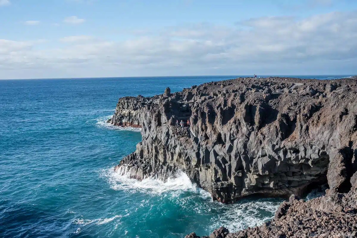 Los Hervideros ist ein beliebter Aussichtspunkt an der Westküste von Lanzarote Los Hervideros ist ein beliebter Aussichtspunkt an der Westküste von Lanzarote