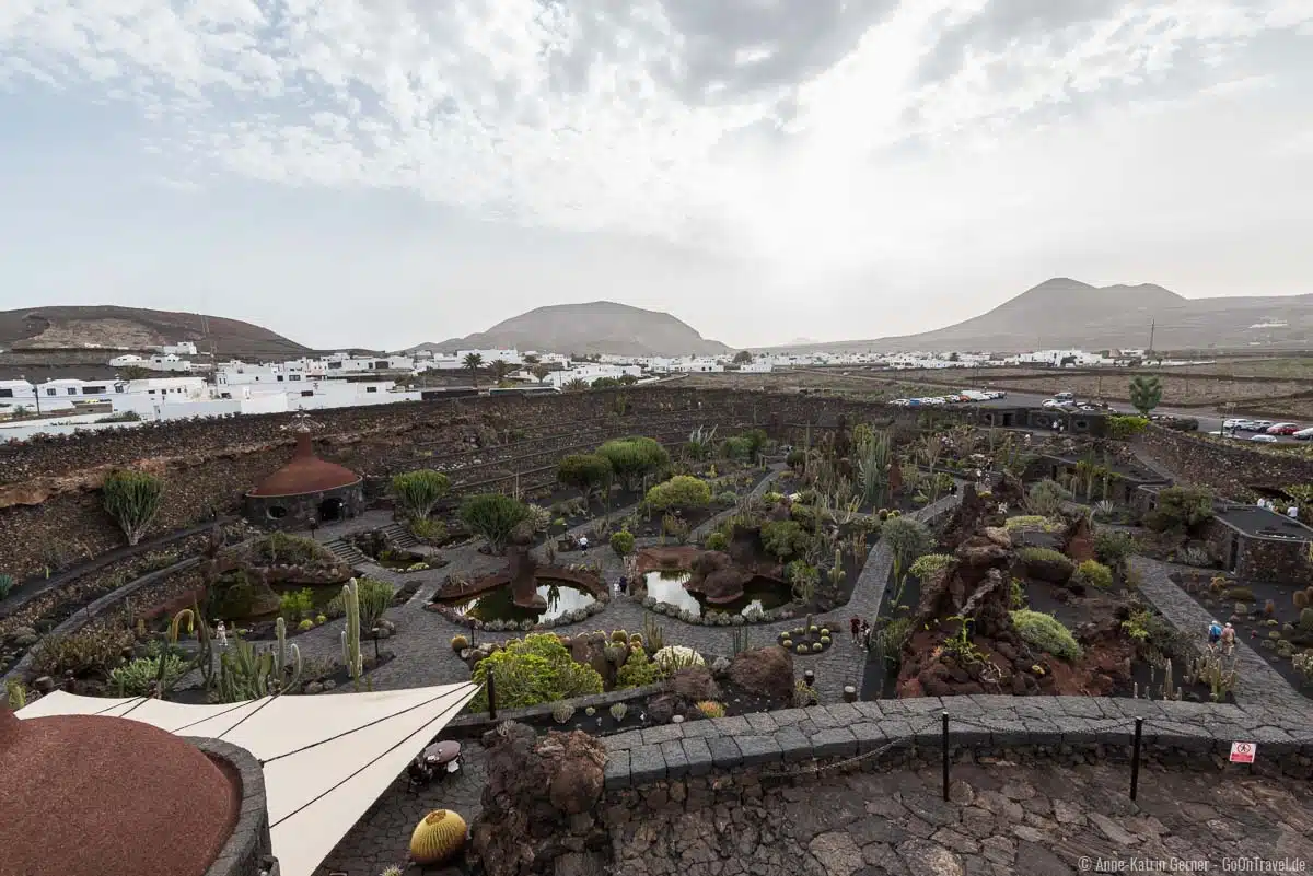 Blick über den gesamten Jardin de Cactus und die Vulkanlandschaft Blick über den gesamten Jardin de Cactus und die Vulkanlandschaft