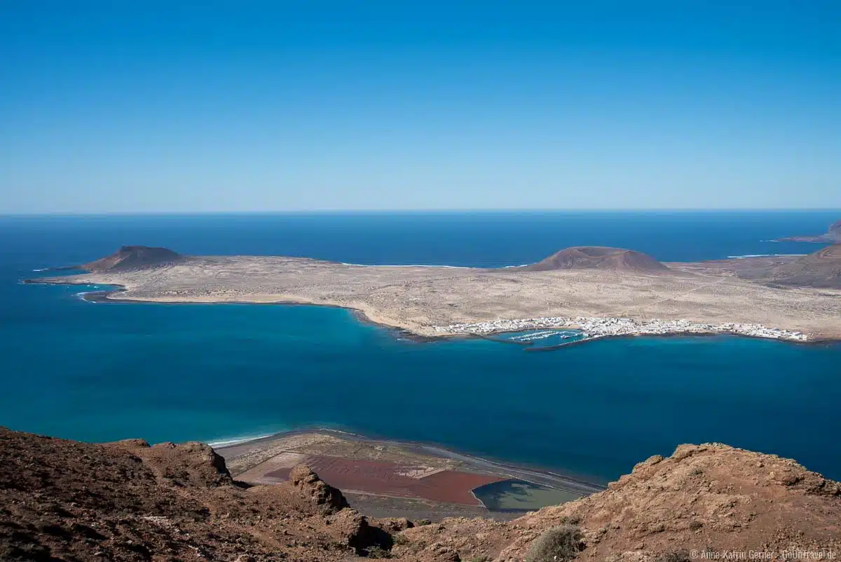 Ausblick vom Mirador del Río auf die Nachbarinsel La Graciosa Ausblick vom Mirador del Río auf die Nachbarinsel La Graciosa