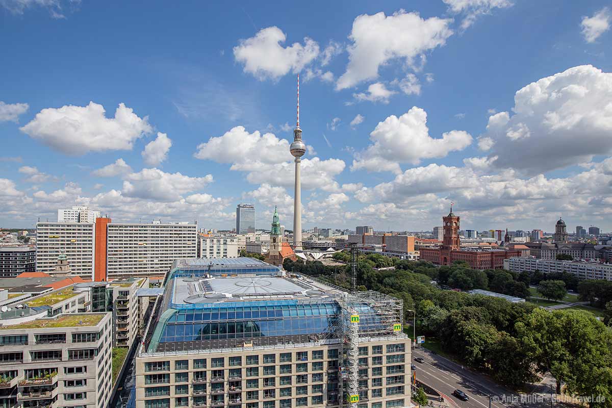 Blick auf den Fernsehturm und das Rote Rathaus