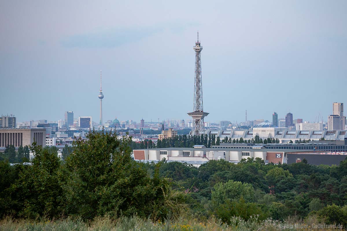 Berliner Fernsehturm und Funkturm vom Drachenberg aus