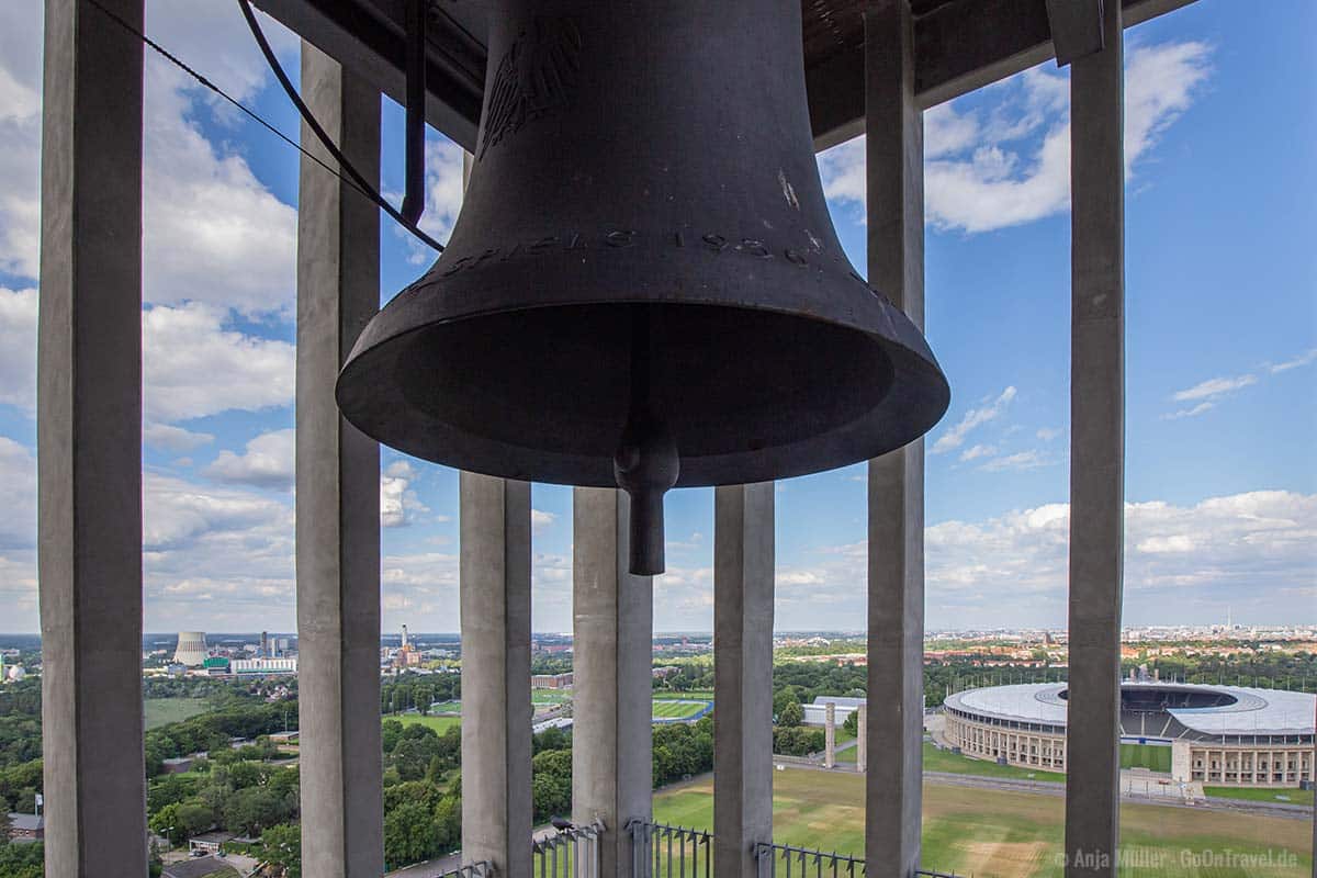 Beeindruckende 4,5 Tonnen schwere Glocke im Olympia-Glockenturm