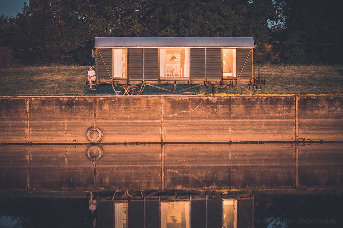 Bahnwaggon im Morgenlicht