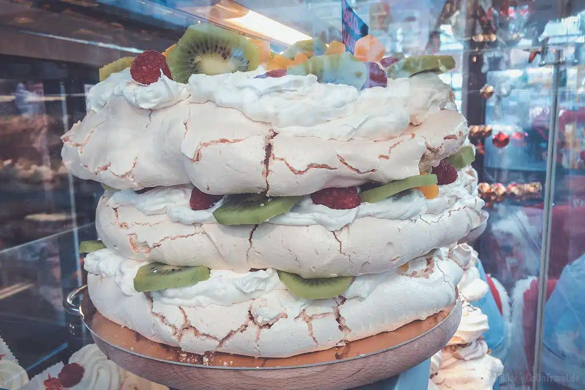 Baiser Torte mit Cremefüllung und Obst Baiser Torte mit Cremefüllung und Obst