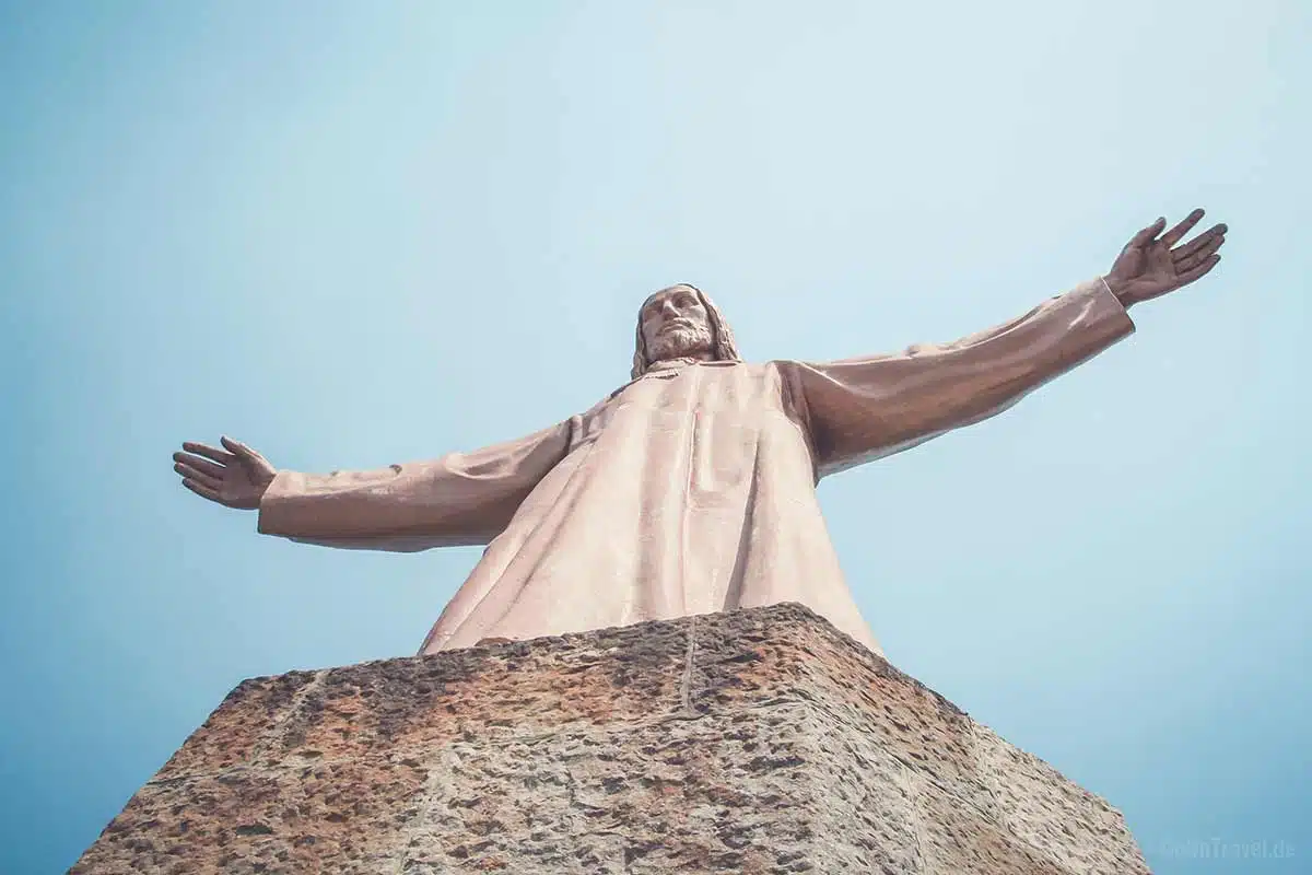 Die Jesus-Statue in Barcelona ähnelt der in Rio de Janeiro sehr Die Jesus-Statue in Barcelona ähnelt der in Rio de Janeiro sehr