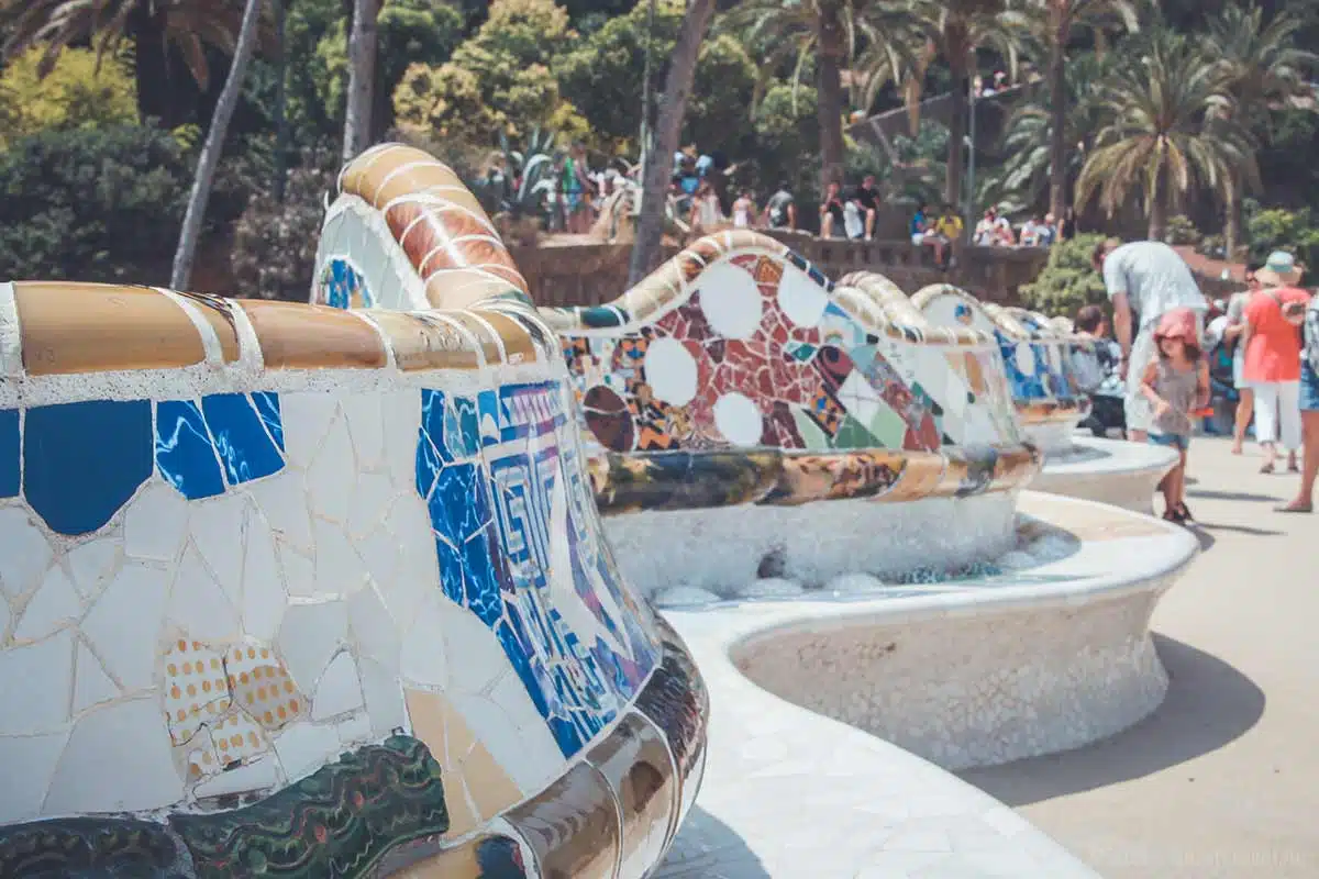 Die berühmte Bank entworfen von Antoni Gaudí Die berühmte Bank entworfen von Antoni Gaudí