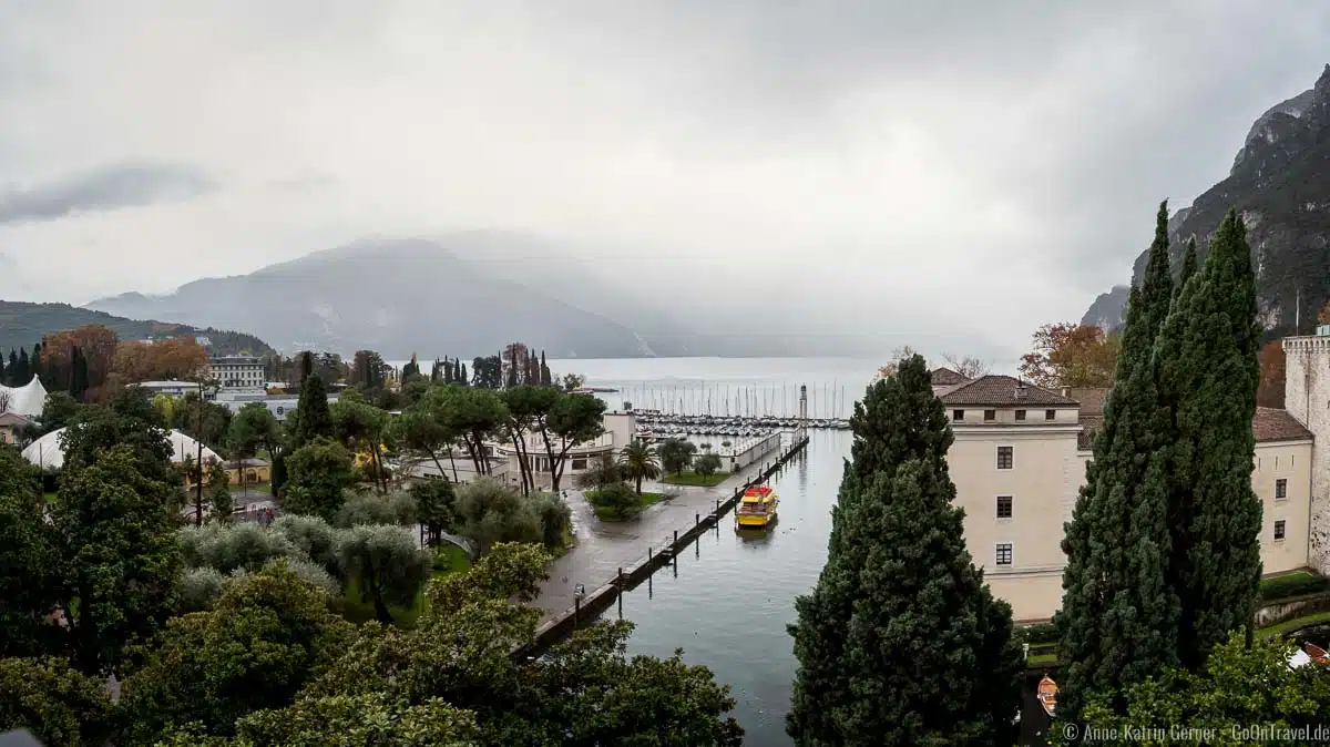Gardasee bei Regen: Blick vom Grand Hotel Riva Gardasee bei Regen: Blick vom Grand Hotel Riva