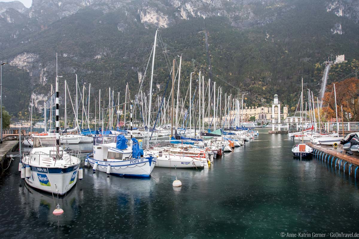 Gardasee bei Regen: Idylle im Hafen