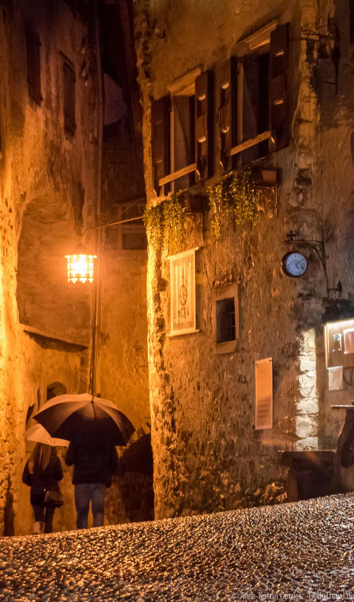 Altstadt von Canale bei Regen