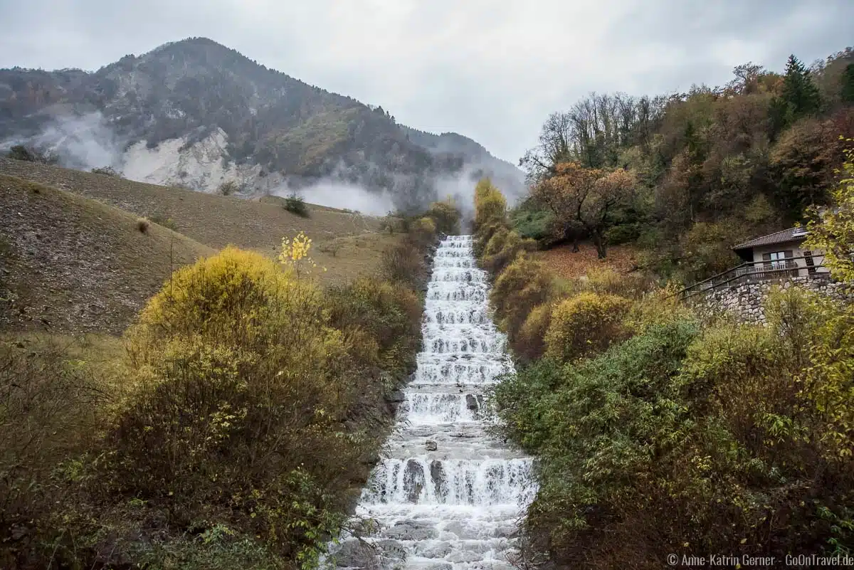 unbekannter Wasserfall in der Nähe des Tennosees