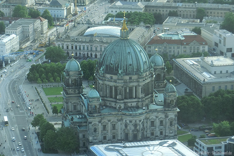 Blick auf den Berliner Dom vom Fernsehturm Blick auf den Berliner Dom vom Fernsehturm