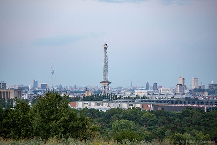 Blick vom Drachenberg auf den Berliner Fernsehturm und Funkturm Blick vom Drachenberg auf den Berliner Fernsehturm und Funkturm