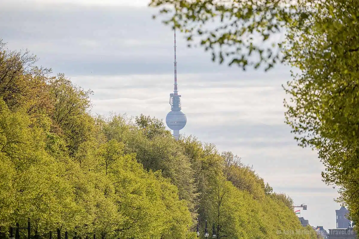 Den Fernsehturm Berlin kannst du aus vielen Ecken in Berlin sehen.