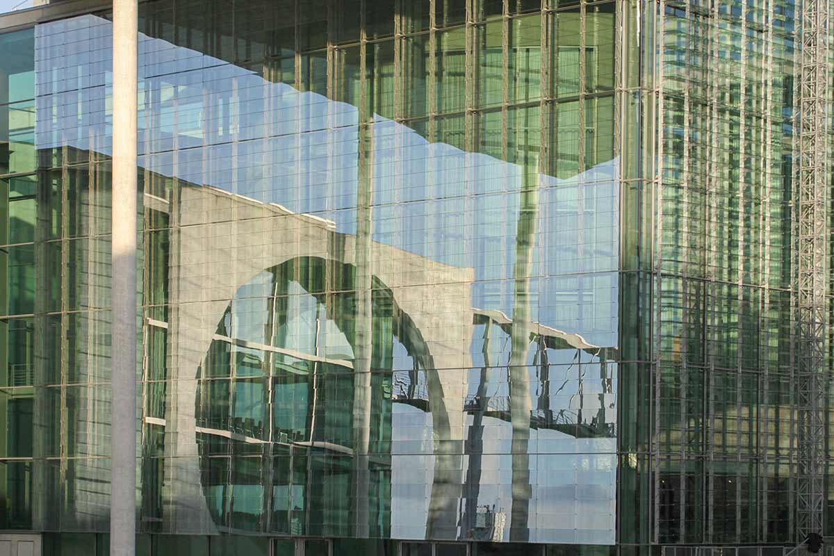 Spiegelungen im Regierungsviertel Spiegelungen im Regierungsviertel