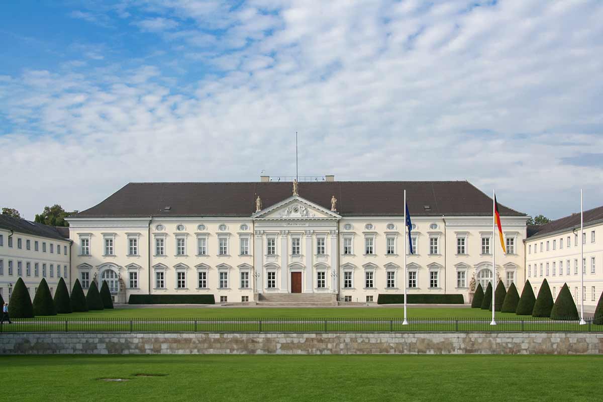 Das Schloss Bellevue ist der Amtssitz vom Bundespräsidenten Das Schloss Bellevue ist der Amtssitz vom Bundespräsidenten