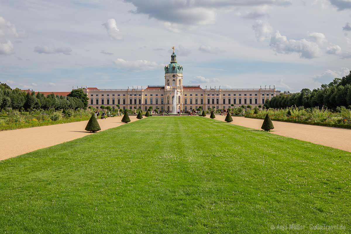Schloss Charlottenburg von der Parkseite aus Schloss Charlottenburg von der Parkseite aus