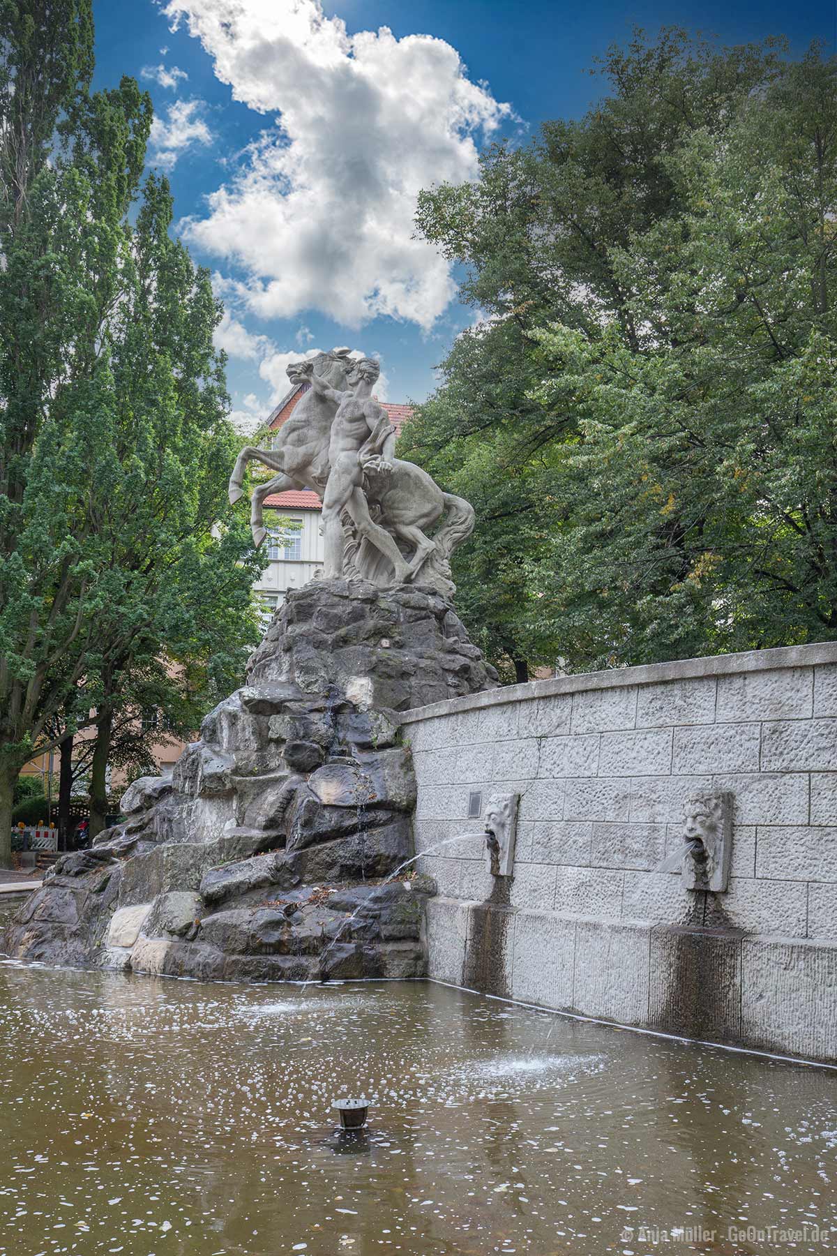 Siegfriedbrunnen am Rüdesheimer Platz Siegfriedbrunnen am Rüdesheimer Platz