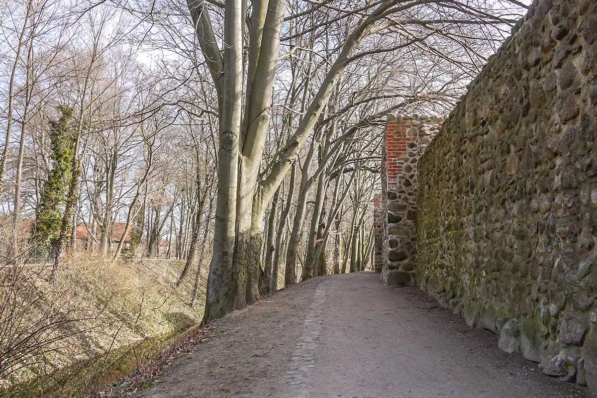 Entlang der Bernauer Stadtmauer Entlang der Bernauer Stadtmauer