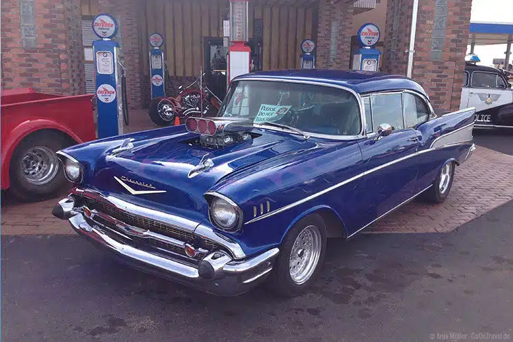 Ein blauer Caddillac an einer Tankstelle Ein blauer Caddillac an einer Tankstelle