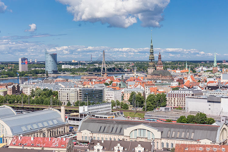 Blick auf die St. Petrikirche, die Domkirche, die Vanšu-Brücke und der Sonnenstein