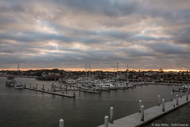 Blick von der Bridge of Lions am Abend auf St. Augustine Blick von der Bridge of Lions am Abend auf St. Augustine