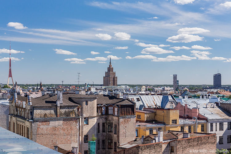 Blick von der Dachterrasse des Einkaufszentrums Galleria Riga auf die Lettische Akademie der Wissenschaften und dem Fernsehturm