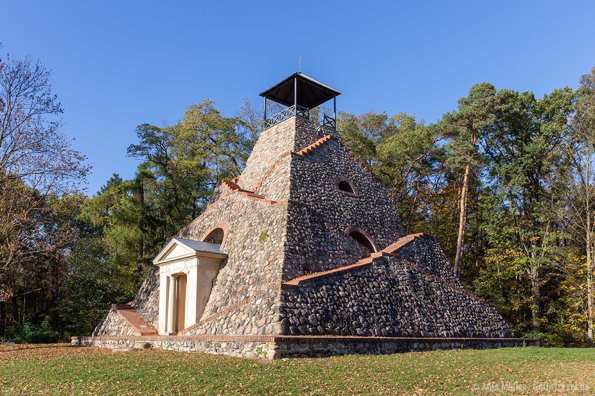 Pyramide bei Garzau