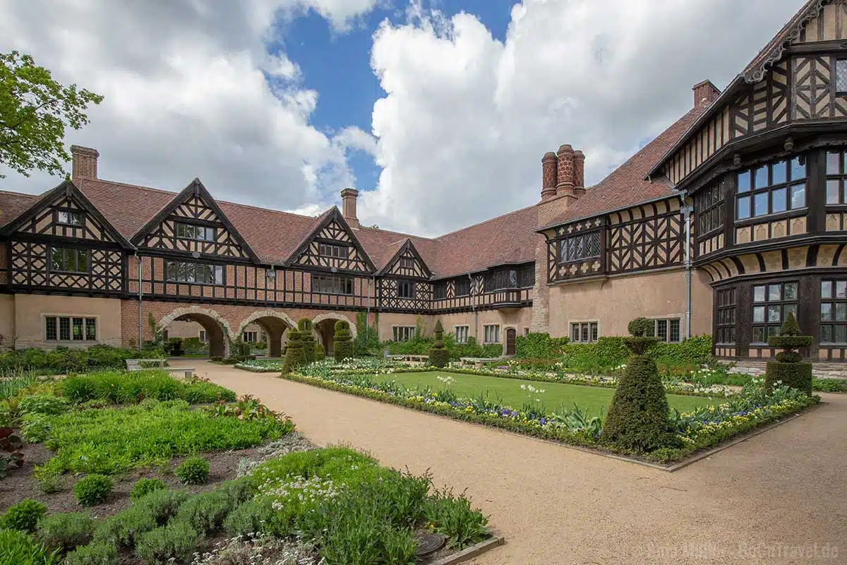 Schloss Cecilienhof erinnert stark an ein englisches Schloss Schloss Cecilienhof erinnert stark an ein englisches Schloss